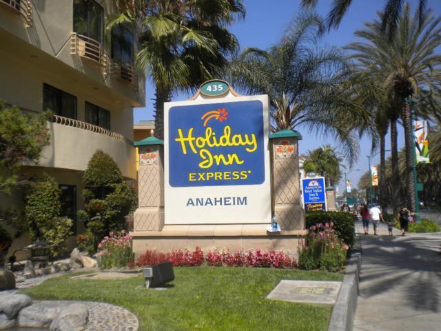 Holiday Inn Anaheim Sign Install
